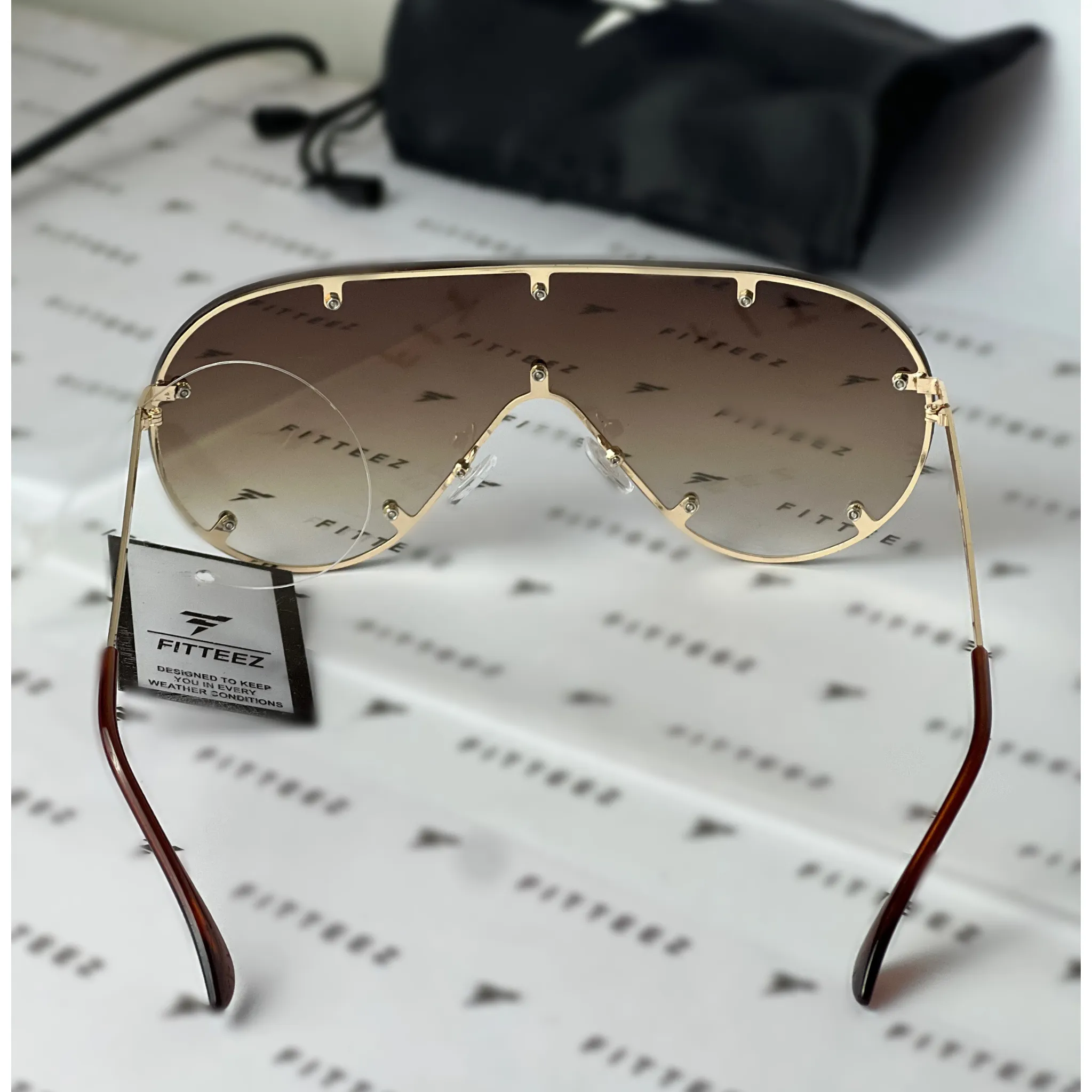 A MODERN AVIATOR WITH A TRENDY EDGE