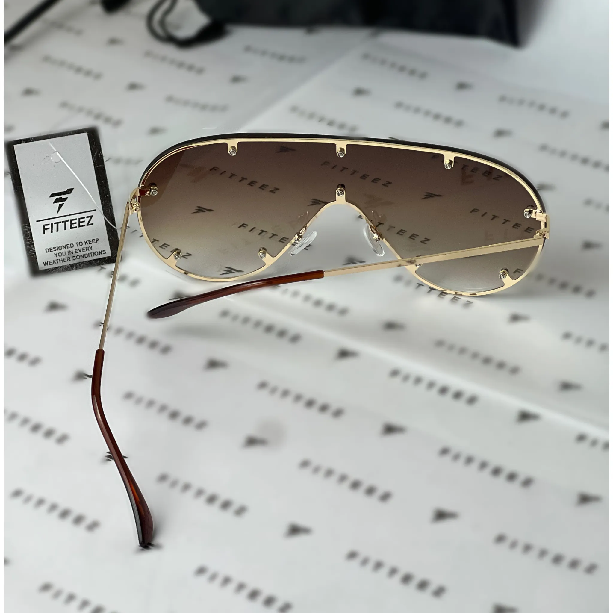A MODERN AVIATOR WITH A TRENDY EDGE