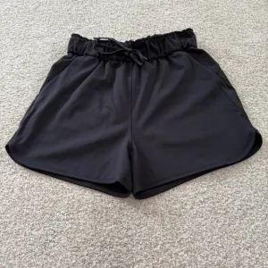 Lululemon On the Fly Mid Rise Shorts Size 4