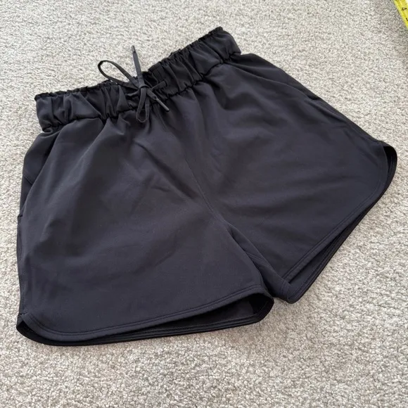Lululemon On the Fly Mid Rise Shorts Size 4