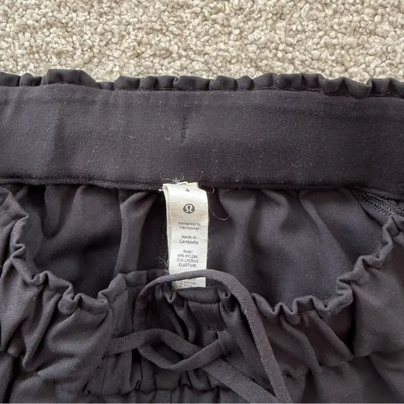 Lululemon On the Fly Mid Rise Shorts Size 4