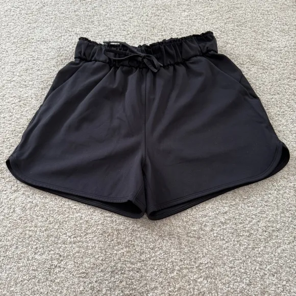 Lululemon On the Fly Mid Rise Shorts Size 4