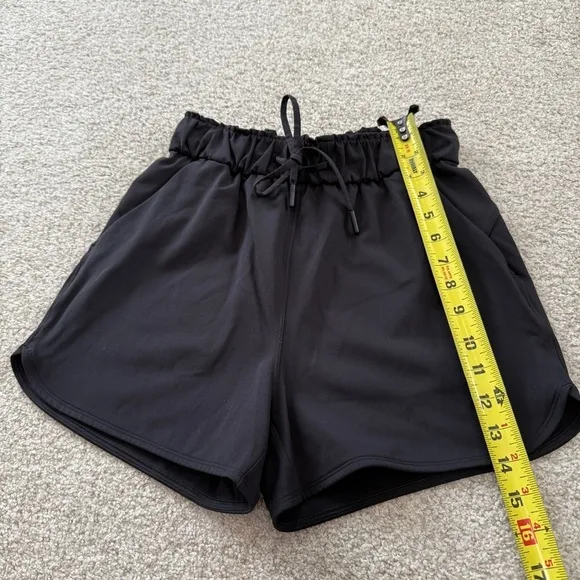Lululemon On the Fly Mid Rise Shorts Size 4