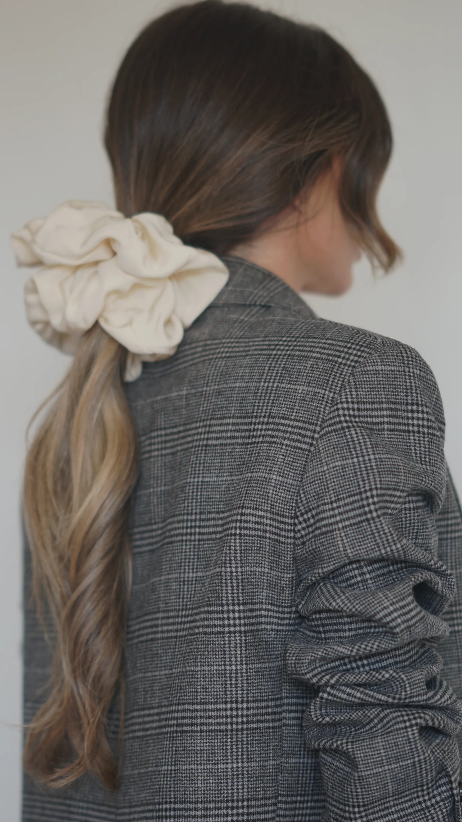 THE ALICE SCRUNCHIE LARGE - PORCELAIN