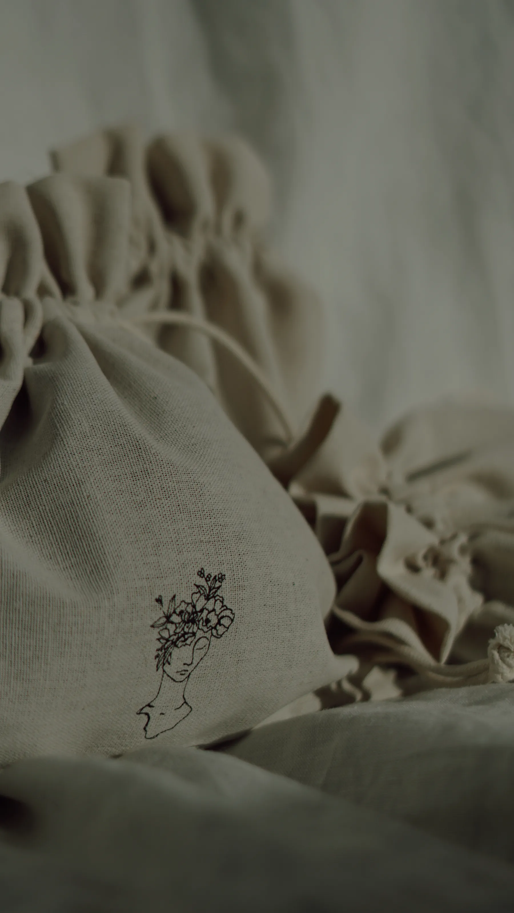 THE ALICE SCRUNCHIE LARGE - PORCELAIN