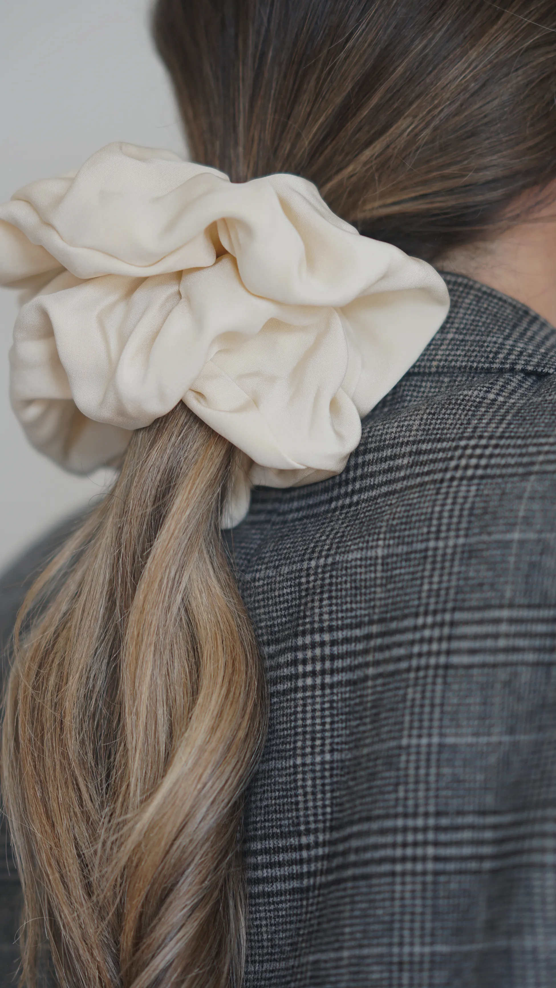 THE ALICE SCRUNCHIE LARGE - PORCELAIN