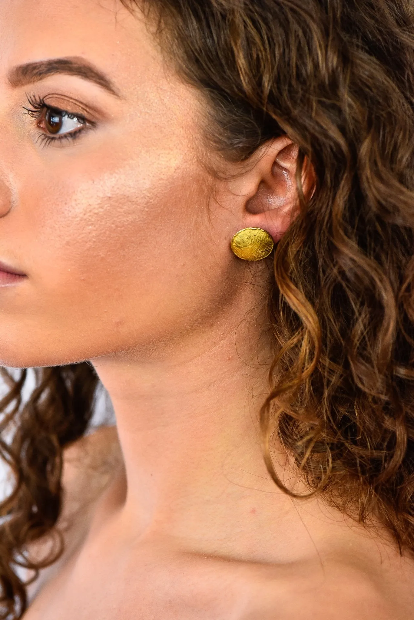 Unoaerre 18 Karat Yellow Gold Textured Disc Earrings