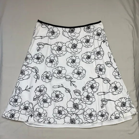White House WHBM Skirt Women’s 8 Floral Full Skirt Flowy Embroidered Lightweight